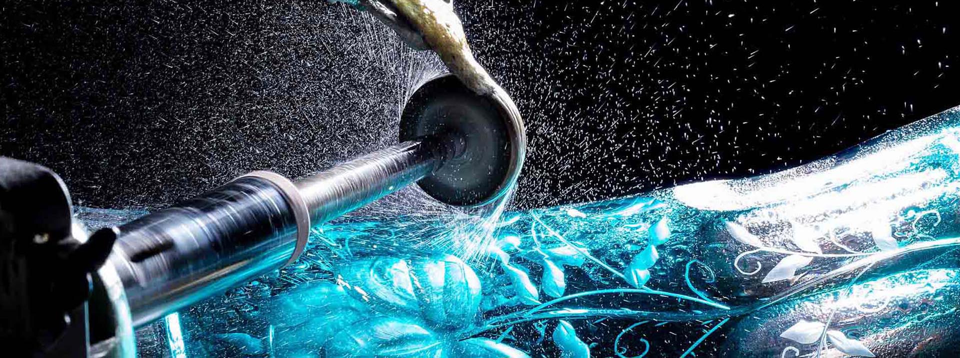 arnstadt-kristall-manufaktur-black-desktop_1920x717-cl